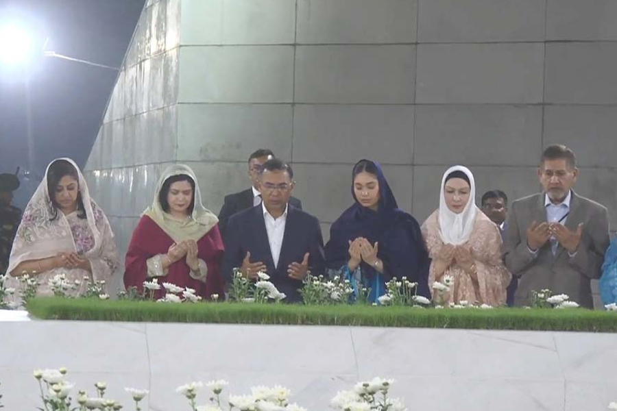 শপথের পর বাবা-মায়ের কবর জিয়ারত করলেন প্রধানমন্ত্রী তারেক রহমান