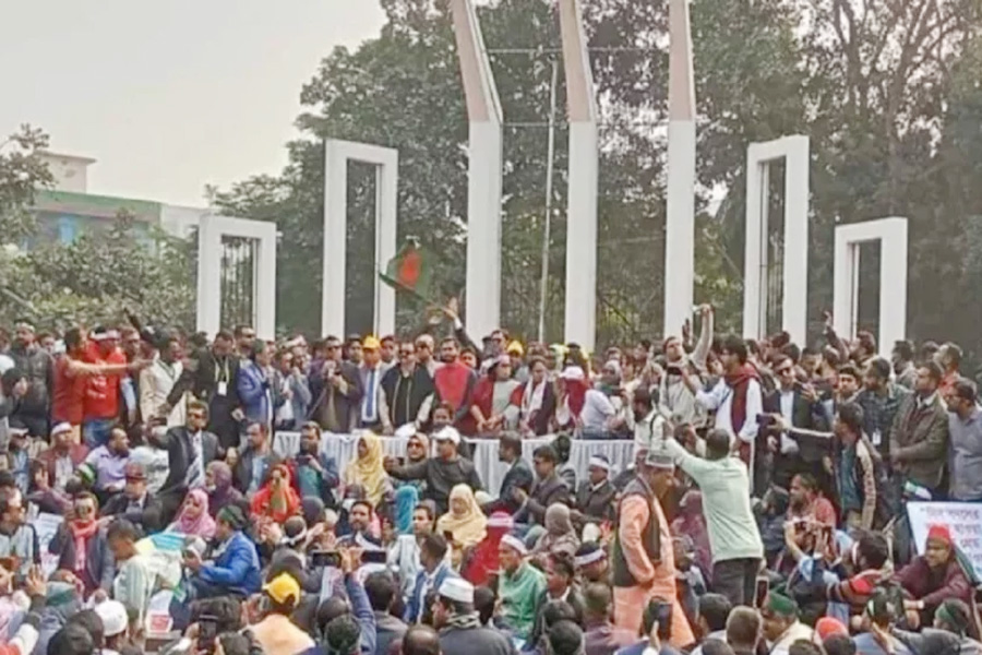 আজ থেকে শহীদ মিনারে প্রাথমিক শিক্ষকদের লাগাতার অবস্থান