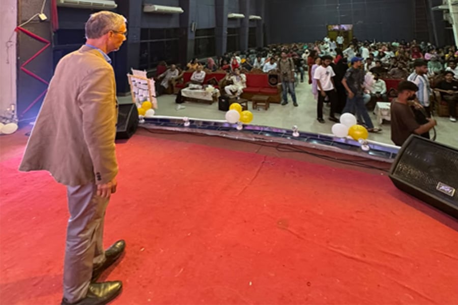 সরকারি টিচার্স ট্রেনিং কলেজ ঢাকায় বিদায় সংবর্ধনা অনুষ্ঠানে অধ্যাপক ড. রঞ্জিত পোদ্দারকে ফুলেল শুভেচ্ছা জানান বর্তমান ও সাবেক শিক্ষার্থীরা। ছবি: ভিওডি বাংলা