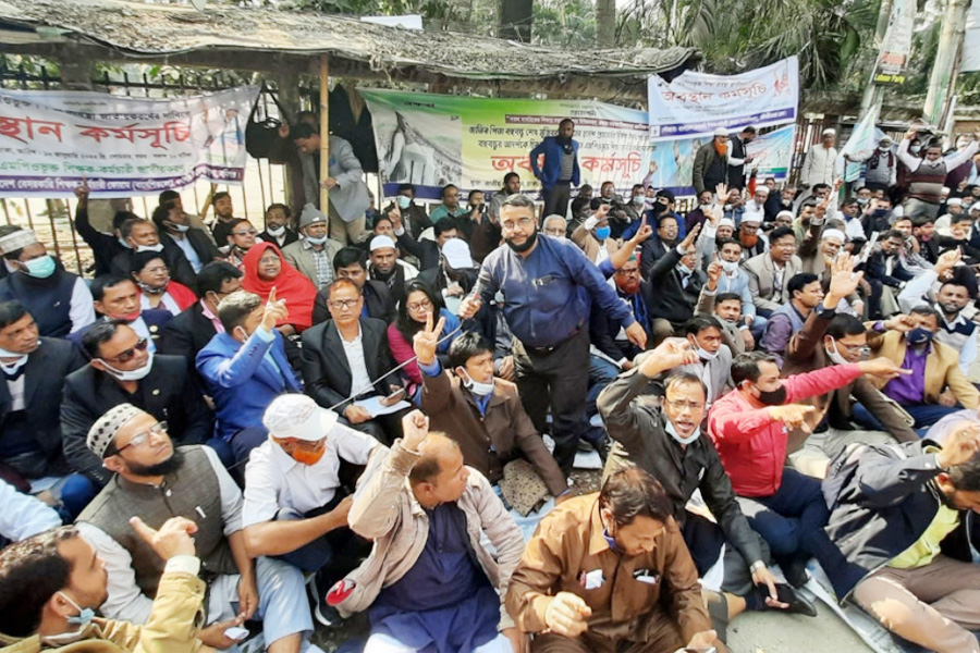 রোববার ঢাকায় শিক্ষকদের জমায়েত, টানা কর্মবিরতির সম্ভাবনা