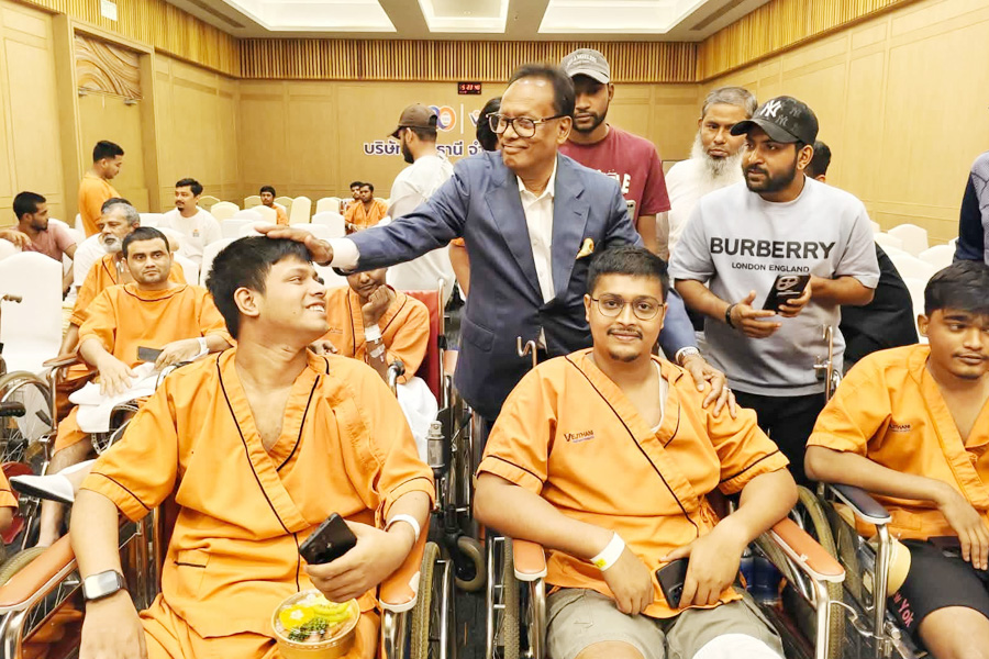 থাইল্যান্ডে চিকিৎসাধীন জুলাই যোদ্ধাদের খোঁজ নিলেন ফকির মাহবুব