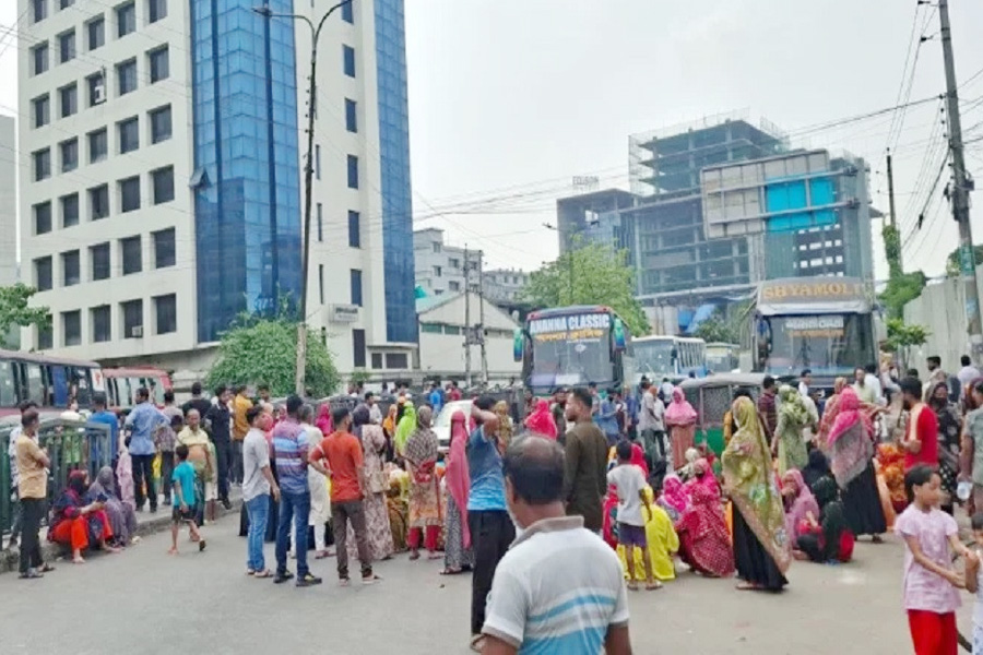 বকেয়া বেতনের দাবিতে তেজগাঁওয়ে পোশাকশ্রমিকদের সড়ক অবরোধ