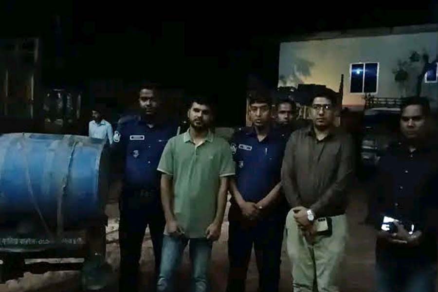 কালিয়ায় অবৈধভাবে মজুদ ৪শ’ লিটার জ্বালানি তেল জব্দ