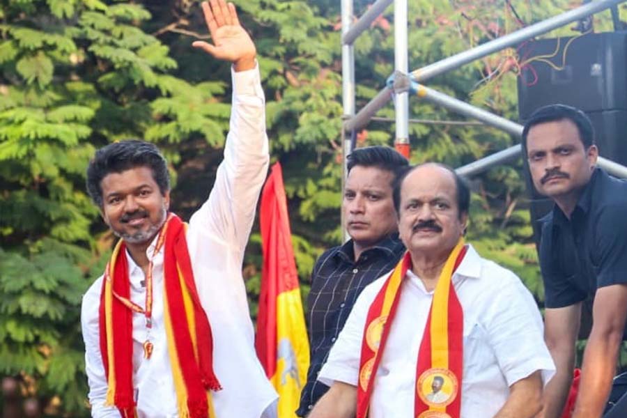 ১১২ বিধায়কে হবে না ‘১১৮ নিয়ে আসুন’: বিজয়কে রাজ্যপাল