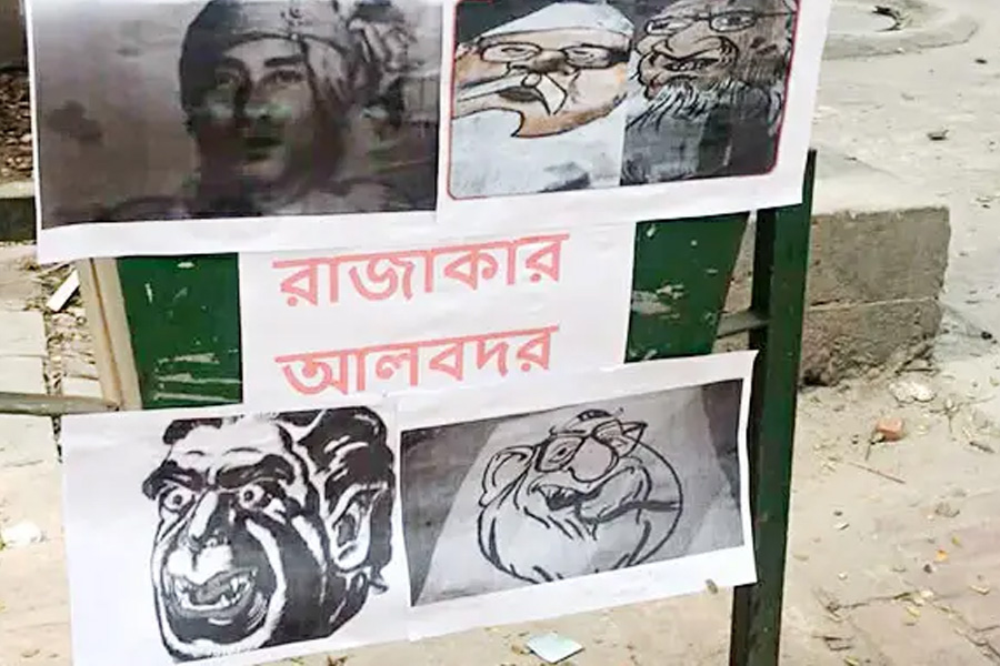 জবিতে রাজাকারদের প্রতীকী ছবিতে জুতা নিক্ষেপ