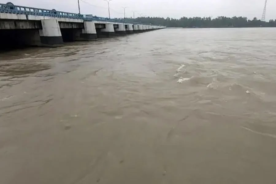 উজানের ঢল ও টানা বৃষ্টির প্রভাবে নীলফামারীর ডালিয়া পয়েন্টে তিস্তা নদীর পানি বেড়ে বিপৎসীমা অতিক্রম করেছে। ছবি: সংগৃহীত