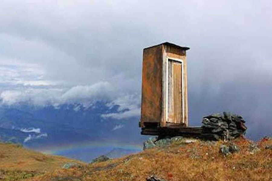 সাইবেরিয়ার পাহাড়চূড়ায় বিশ্বের সবচেয়ে ভয়ংকর টয়লেট