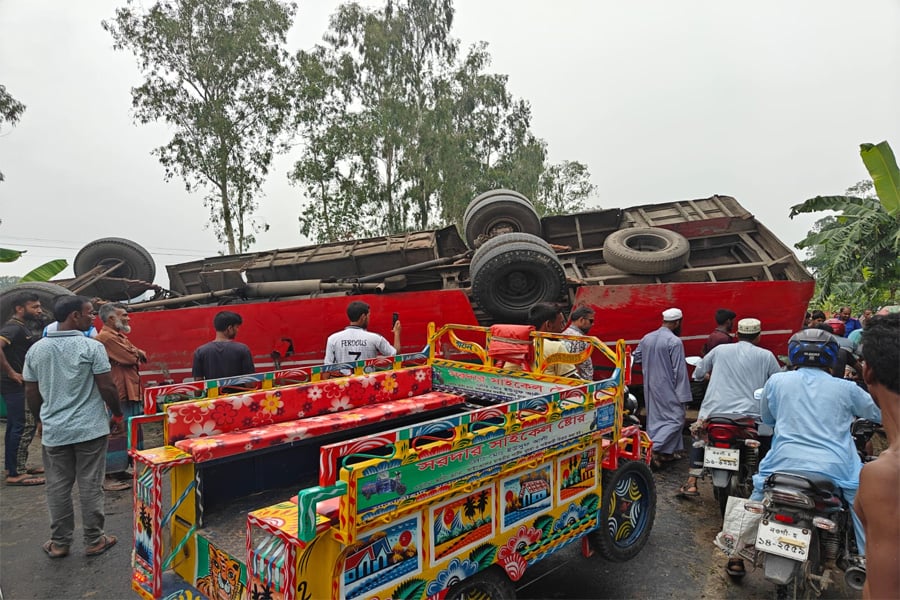 নওগাঁর মহাদেবপুরে দুর্ঘটনায় উল্টে যাওয়া বিআরটিসি বাস থেকে যাত্রী উদ্ধার করছে ফায়ার সার্ভিস ও পুলিশ। ছবি: ভিওডি বাংলা