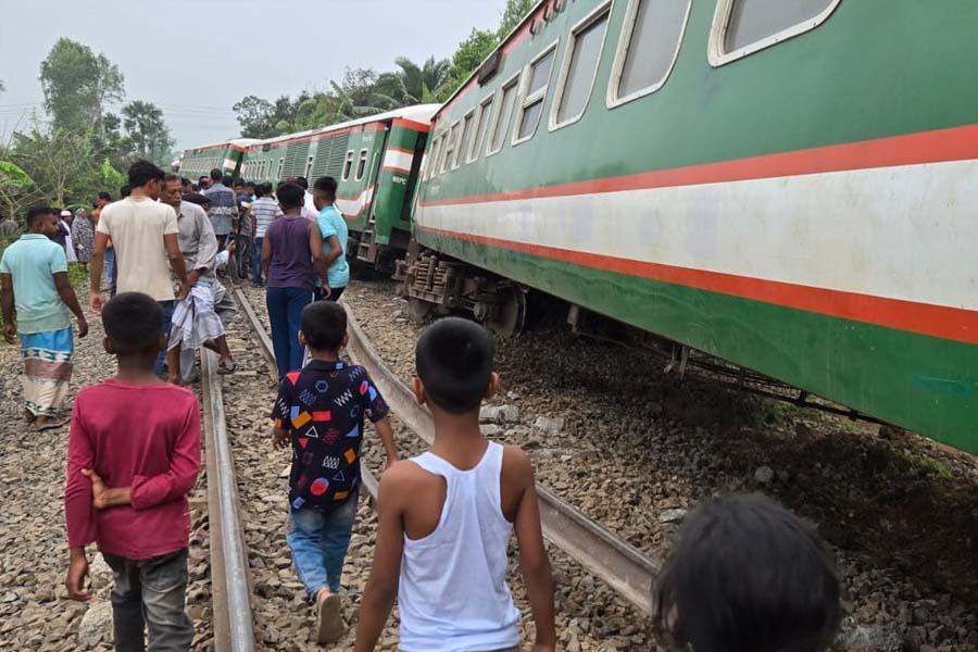 নীলসাগর এক্সপ্রেস লাইনচ্যুত: স্টেশন মাস্টার সাময়িক বরখাস্ত