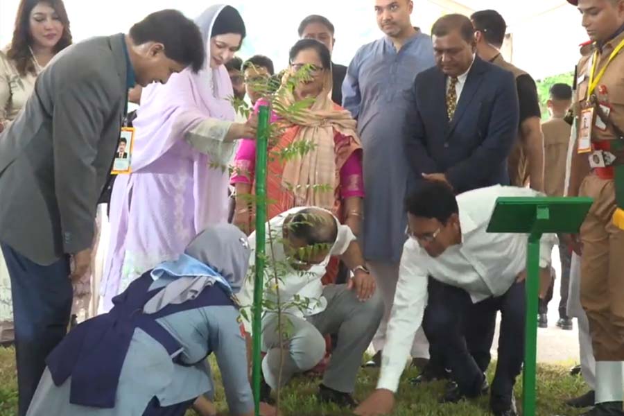 বৃক্ষরোপণ কর্মসূচির উদ্বোধন করছেন প্রধানমন্ত্রী তারেক রহমান। ছবি: ভিওডি বাংলা