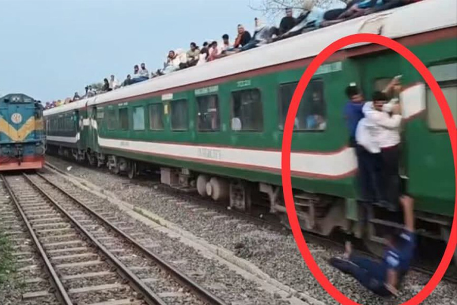 ট্রেন থেকে ছিটকে পড়ে প্রাণে বাঁচলেন পুলিশ সদস্য!