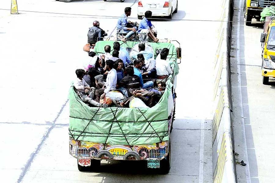 বাস-ট্রেনে ঠাঁই না পেয়ে ট্রাক-পিকআপে ঈদযাত্রা