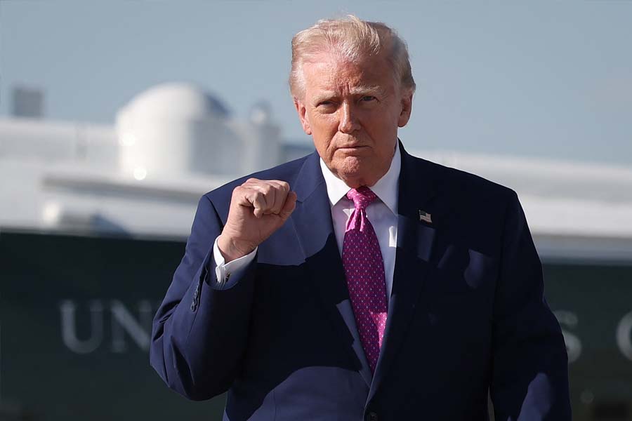 ওমান উপসাগরে ইরানি কার্গো জাহাজ আটকের দাবি ট্রাম্পের