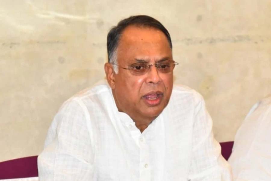 আতঙ্ক নয়, প্রয়োজন অনুযায়ী তেল নেওয়ার আহ্বান জ্বালানিমন্ত্রীর