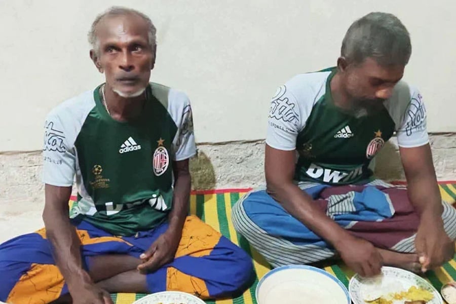 দুই শ্রীলঙ্কান জেলে। ছবি: ভিওডি বাংলা