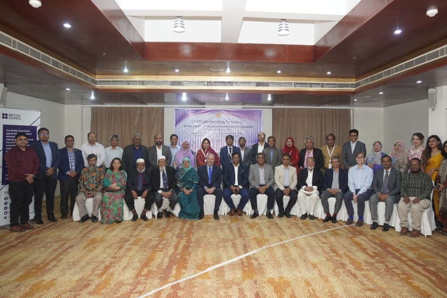 ব্রিটিশ কাউন্সিলের ‘সিনিয়র ফ্যাকাল্টি প্রফেশনাল ডেভেলপমেন্ট প্রোগ্রাম’-এর প্রশিক্ষক প্রশিক্ষণ কর্মসূচির অংশগ্রহণকারী ও অতিথিরা। ছবি: ভিওডি বাংলা