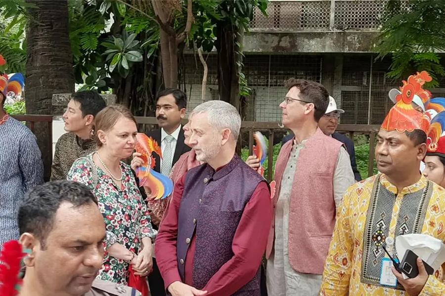 বৈশাখ রাঙালেন বিদেশি কূটনীতিকরা, সেলফি তোলেন ইইউ-নরওয়ে রাষ্ট্রদূতদম্পতি