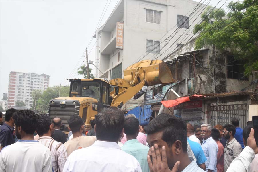 সায়েদাবাদ টার্মিনালে ডিএসসিসির অভিযান, অপসারণ হচ্ছে ২৪০ কাউন্টার