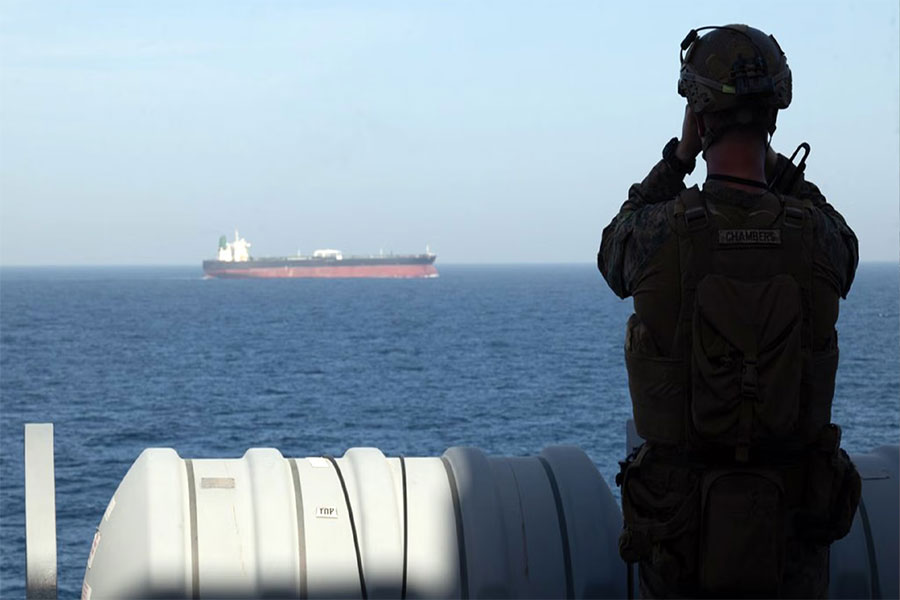 মার্কিন নজর এড়িয়ে হরমুজ পাড়ি দিল ইরানি জাহাজ