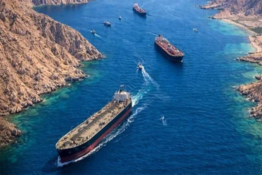 অবরোধ উপেক্ষা করে হরমুজ পাড়ি দিচ্ছে ইরানি জাহাজ