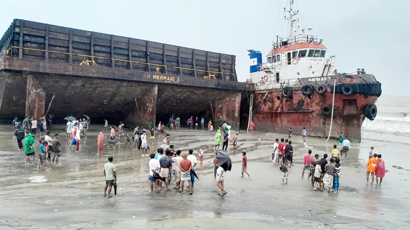 জোয়ারের তোড়ে উপকূলে আটকে গেল জাহাজ