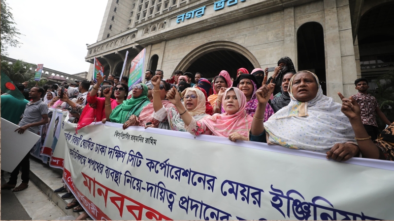 জনতার মেয়র ইশরাককে পদে বসাতে রাস্তায় নেমেছে জনতা