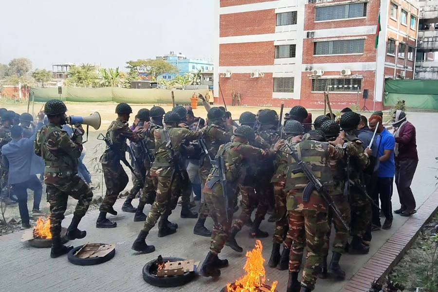 ভোটকেন্দ্র দখলের মহড়া, জিম্মি প্রিজাইডিং অফিসারকে উদ্ধার