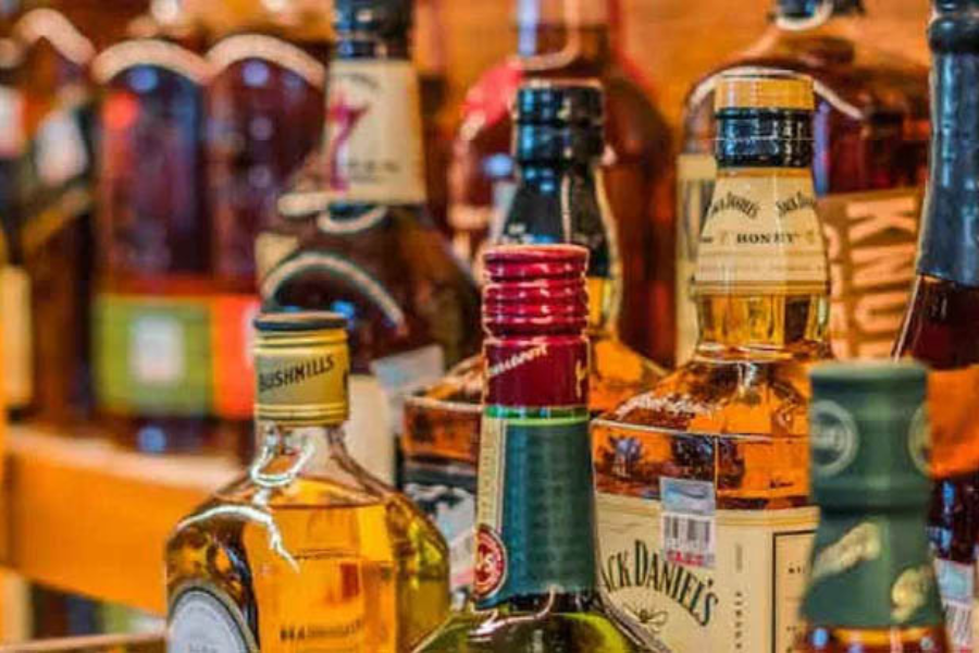 সৌদিতে প্রবাসীরাও এবার মদ কিনতে পারবেন