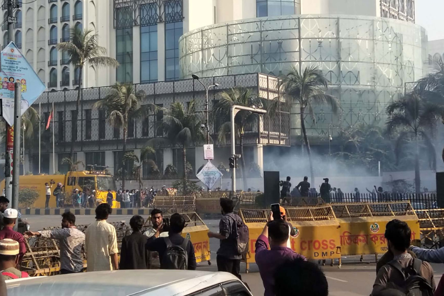 ইন্টারকন্টিনেন্টালের সামনে রণক্ষেত্র