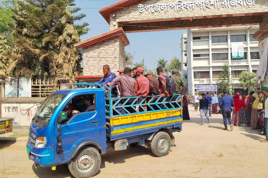 পাংশায় ভোটকেন্দ্রে পৌঁছাচ্ছে নির্বাচনী সরঞ্জাম