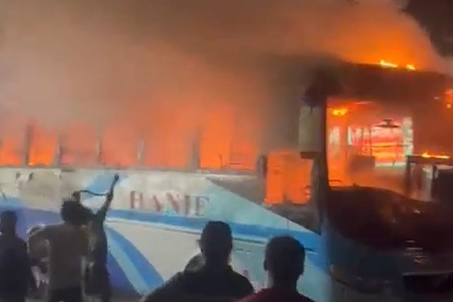 পার্কিং করা বাসে দুর্বৃত্তদের আগুন