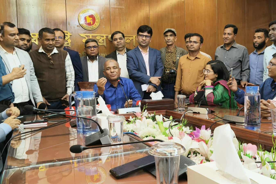 অবশ্যই দেশে থাকতে চাই: স্বরাষ্ট্র উপদেষ্টা