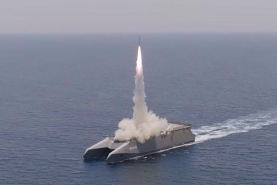উত্তেজনার মধ্যেই হরমুজ প্রণালীতে ক্ষেপণাস্ত্র ছুড়ল ইরান