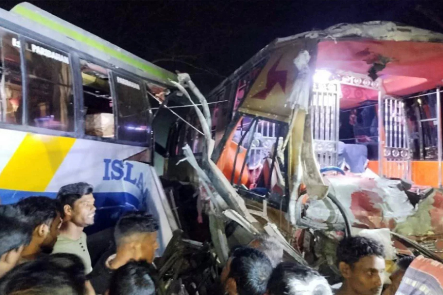 দুই বাসের মুখোমুখি সংঘর্ষে চালক নিহত, আহত ২০