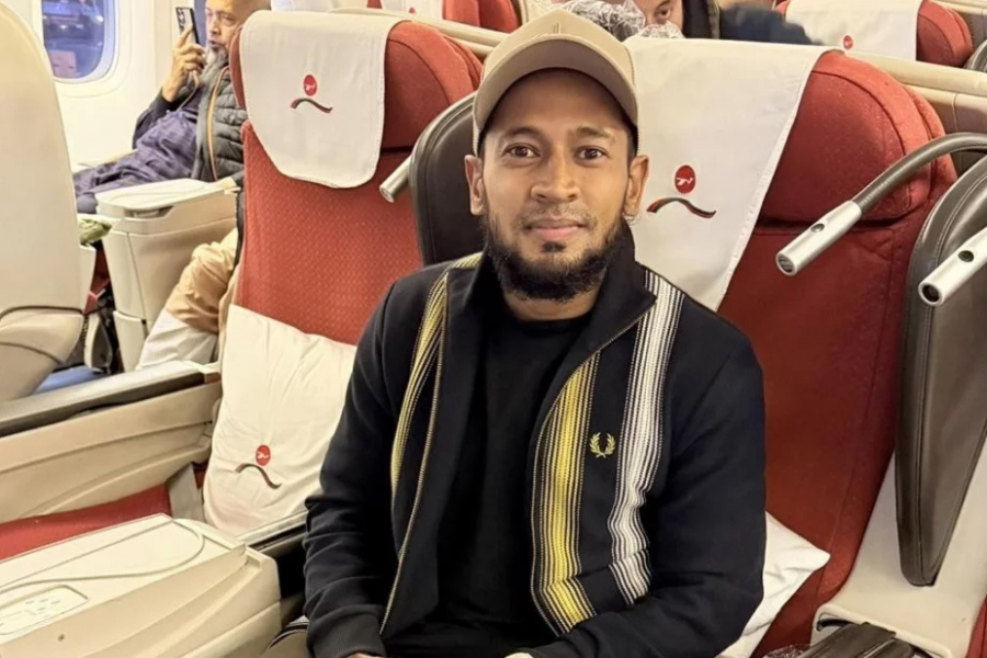 শঙ্কা কাটিয়ে সৌদি আরব থেকে দেশে ফিরলেন মুশফিক