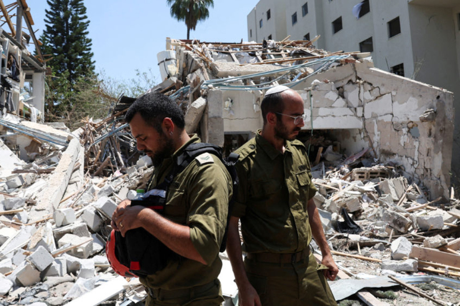 জুমার দিন ইরানি ক্ষেপণাস্ত্রে কাঁপছে তেলআবিব, একাধিক বিস্ফোরণ