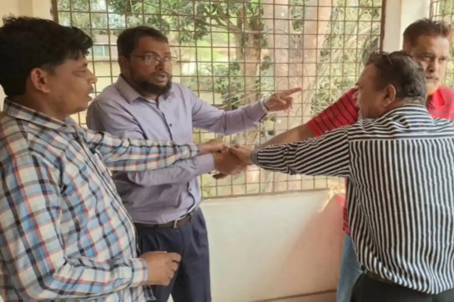 বেতন নিয়ে হিসাবরক্ষণ কর্মকর্তা ও প্রধান শিক্ষকের হাতাহাতি