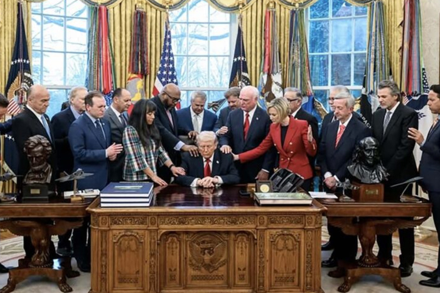 ইরান যুদ্ধে জয় পেতে প্রার্থনায় বসলেন ট্রাম্প