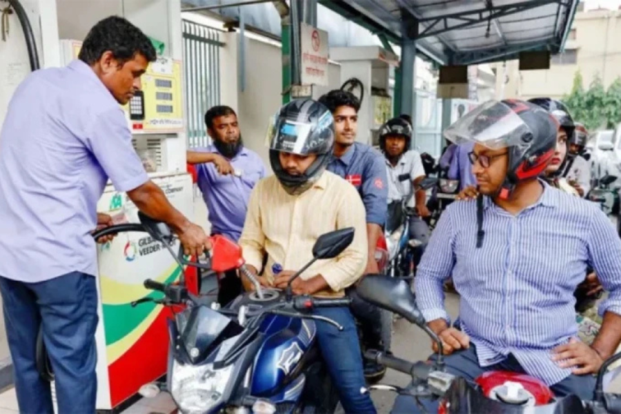 তেল নিতে ফিলিং স্টেশনে লম্বা লাইন, হচ্ছে তর্ক-বিতর্ক