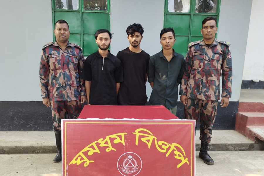 আরাকান আর্মির হাতে আটক ৩ বাংলাদেশিকে ফেরত আনল বিজিবি