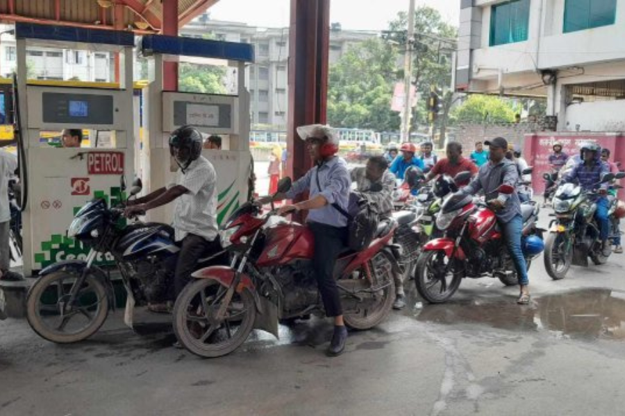 রাজধানীর বেশিরভাগ পাম্পে মিলছে না তেল, ভোগান্তিতে চালকরা