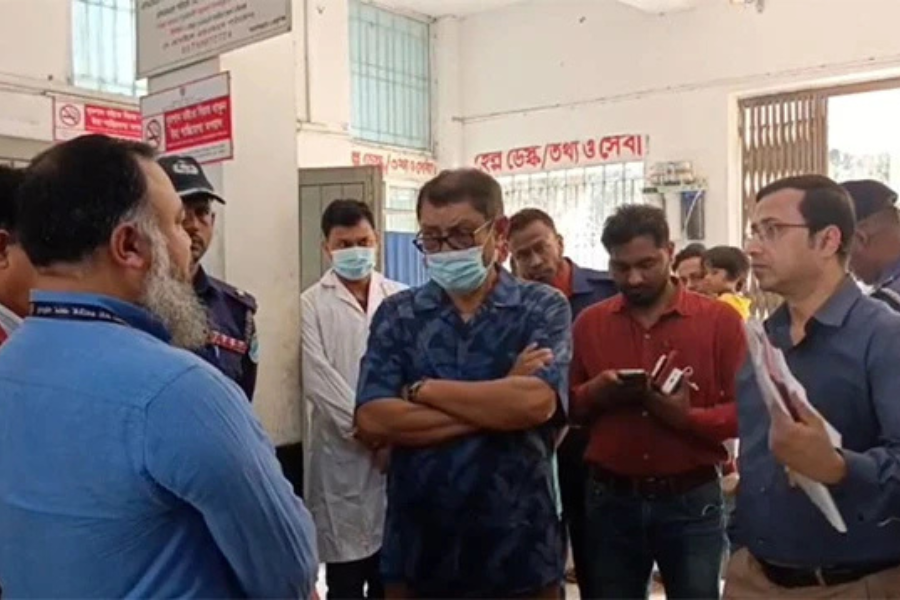 হঠাৎ হাসপাতাল পরিদর্শনে স্বাস্থ্যমন্ত্রী, অর্ধেক চিকিৎসক অনুপস্থিত