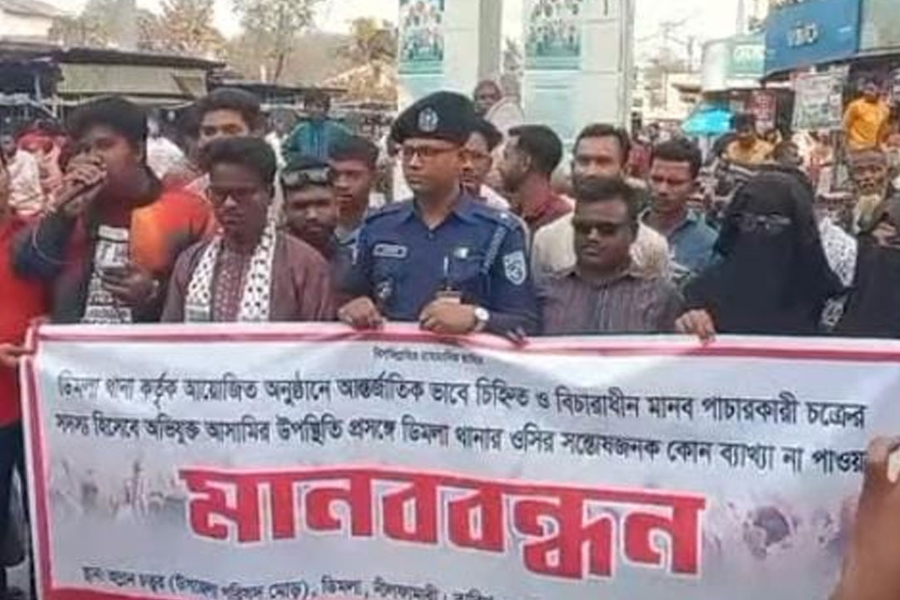 নিজের বিরুদ্ধে মানববন্ধনে দাঁড়ালেন ওসি