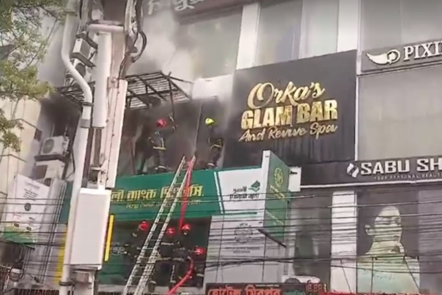 মিরপুরে বহুতল ভবনে আগুন, নিয়ন্ত্রণে ৫ ইউনিট