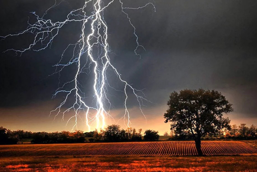 ৮ জেলায় দুপুরের মধ্যে ঝড়ো হাওয়াসহ বজ্রবৃষ্টির পূর্বাভাস