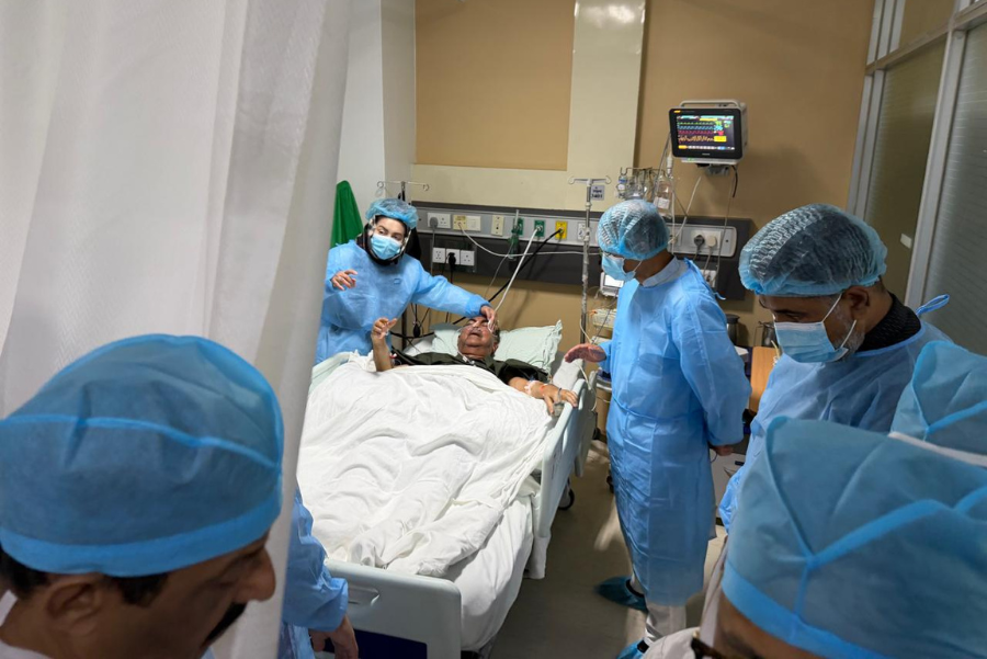 মির্জা আব্বাসকে দেখতে এভারকেয়ারে প্রধানমন্ত্রী