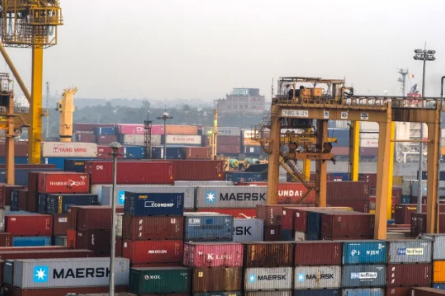 ঈদ ছুটিতেও সচল চট্টগ্রাম বন্দর, জ্বালানি খালাসে বিশেষ টিম