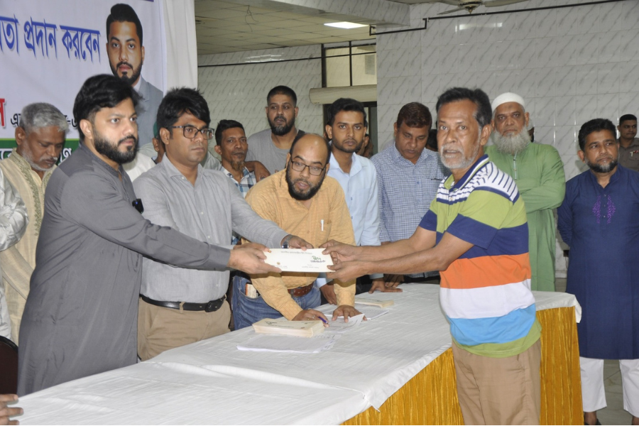 প্রধানমন্ত্রীর দেওয়া ঈদ উপহার ও আর্থিক সহায়তা বিতরণ করলেন প্রতিমন্ত্রী ইশরাক