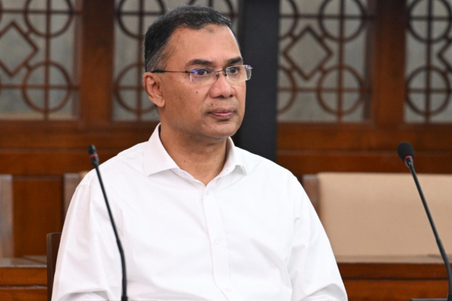 ছুটির দিনে অফিসে প্রধানমন্ত্রী