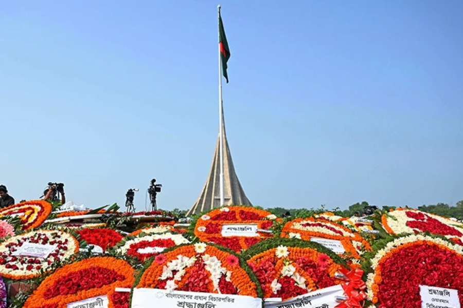 শ্রদ্ধার ফুলে অসাম্প্রদায়িক দেশ গড়ার দৃপ্ত শপথ